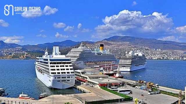 Alsancak Limanı’na aynı gün 3 yolcu gemisi demir attı