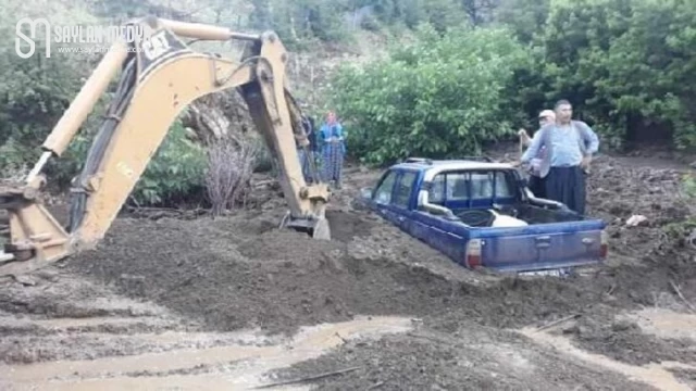 Pozantı'da sağanak yağış toprak kaymasına sebep oldu