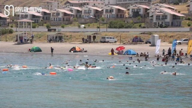 Yüzlerce sporcu Akdamar Adası’na yüzdü