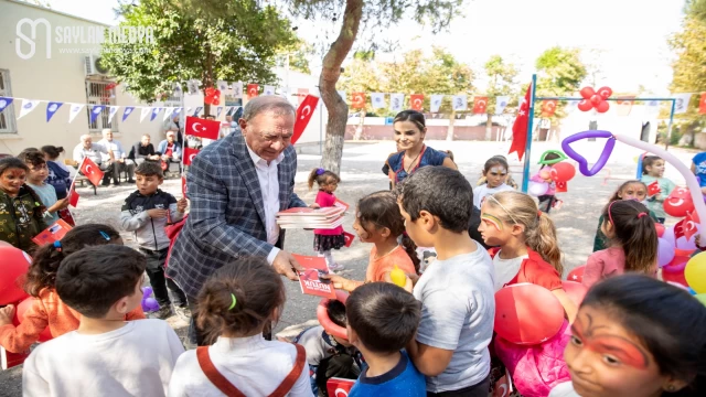 Başkan Akay'la Mürseloğlu İlkokulu’nda Cumhuriyet Bayramı coşkusu