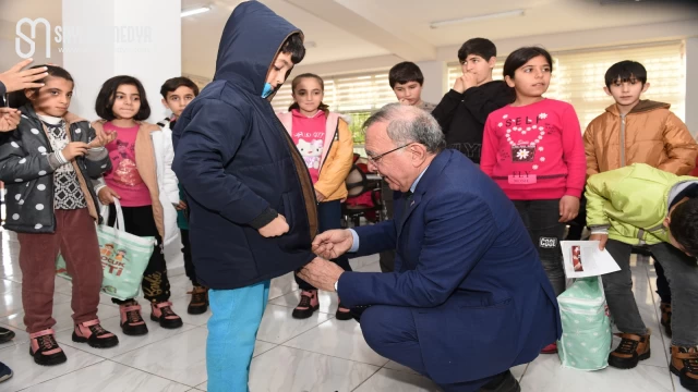 Başkan Akay, Çocuklara Karne Hediyesi Vermeyi Unutmadı