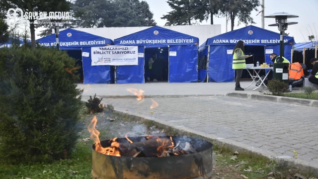 Karalar, depremin ilk anlarından itibaren özveriyle çalışan Büyükşehir personeline teşekkür etti