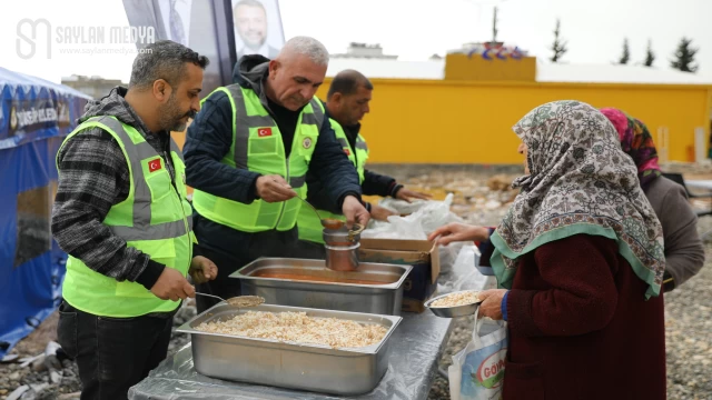 Yüreğir Belediyesi, Adıyaman’da depremzedelere iftar yemeği dağıttı