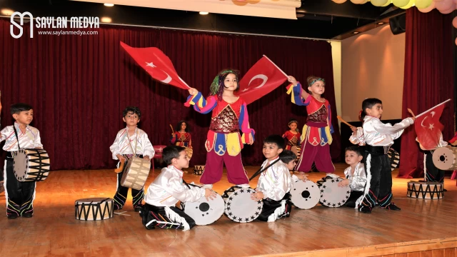 Yüreğir Kültür Merkezi’nde düzenlenen törende mezuniyet sevinci yaşandı