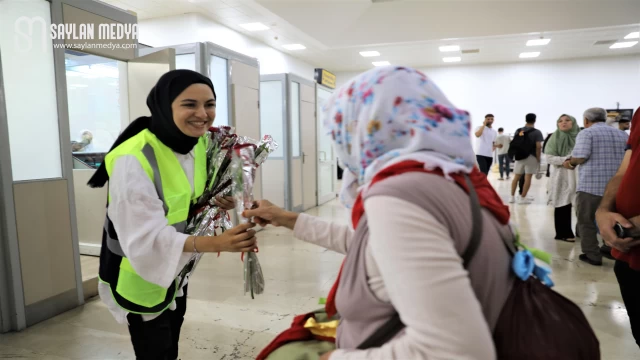 Yüreğir Belediyesi hacıları güllerle karşıladı