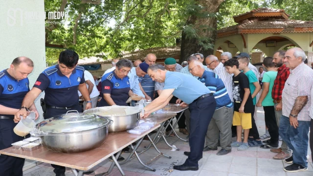 Pozantı Belediyesi Vatandaşlara Aşure Dağıttı