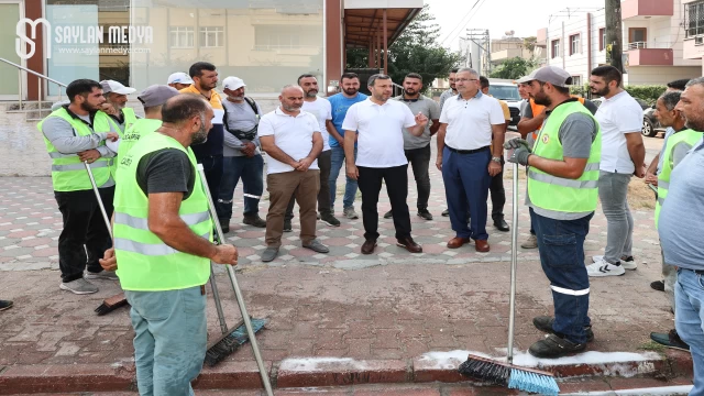 Yüreğir Belediyesi sokak temizliği çalışmalarına aralıksız devam ediyor