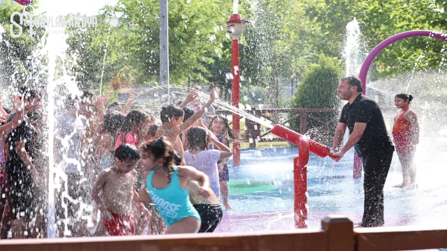 Yüreğir Belediyesi’nin su oyun parklarında çocuklar mutlu