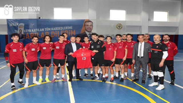 Fatih Mehmet Kocaispir, teknik heyete ve futbolculara baklava ikram etti