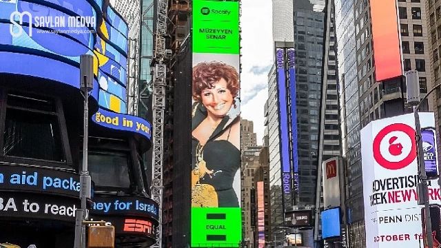 Müzeyyen Senar New York Times Square’de