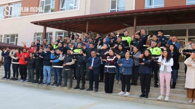 Hatay’da Türk Polisi işaret dili ile İstiklal Marşı okudu