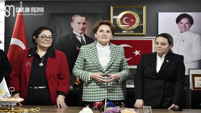 Meral Akşener, Adana'da yaptığı toplantıda adaylarını açıkladı