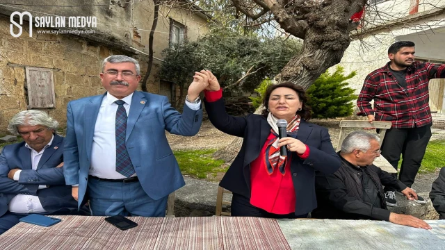 Karataş, Dr. Müzeyyen Şevkin ve Ali Bedrettin Karataş’ı bağrına bastı