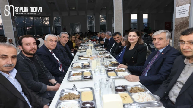 Rektör Prof. Dr. Tuncel öğrencilerle iftar yemeğinde bir araya geldi