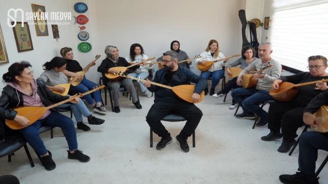 Çukurova Belediyesi saz kursuna vatandaşlar yoğun ilgi gösteriyor