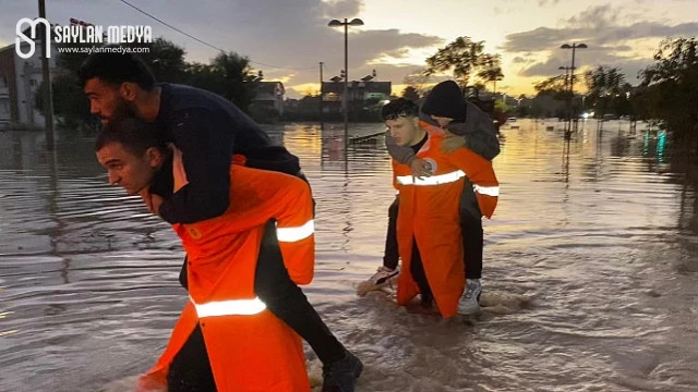 Manavgat’ta sağnak yağış sele döndü